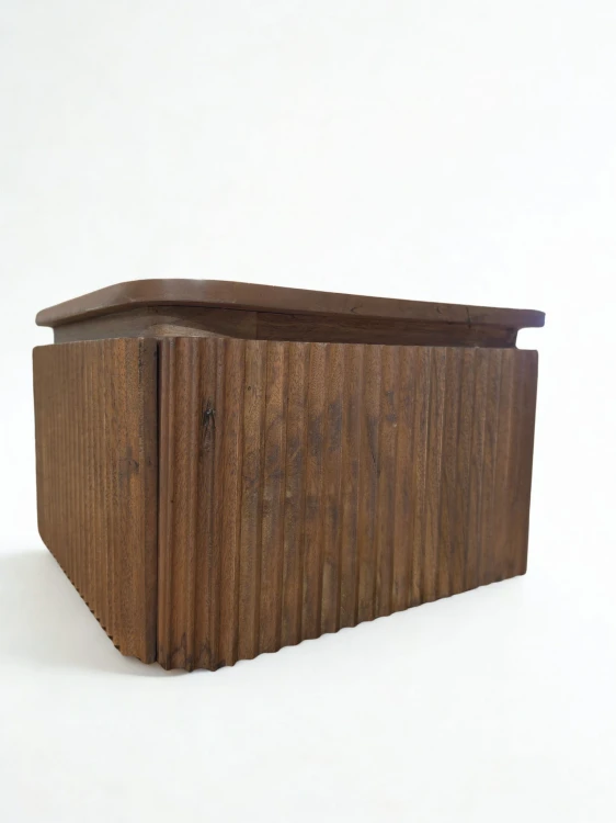 Prostokątna wisząca szafka nocna 35x30 cm z drewna akacjowego Biljandi