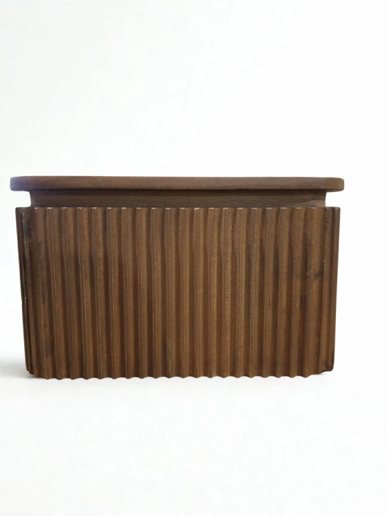 Prostokątna wisząca szafka nocna 35x30 cm z drewna akacjowego Biljandi