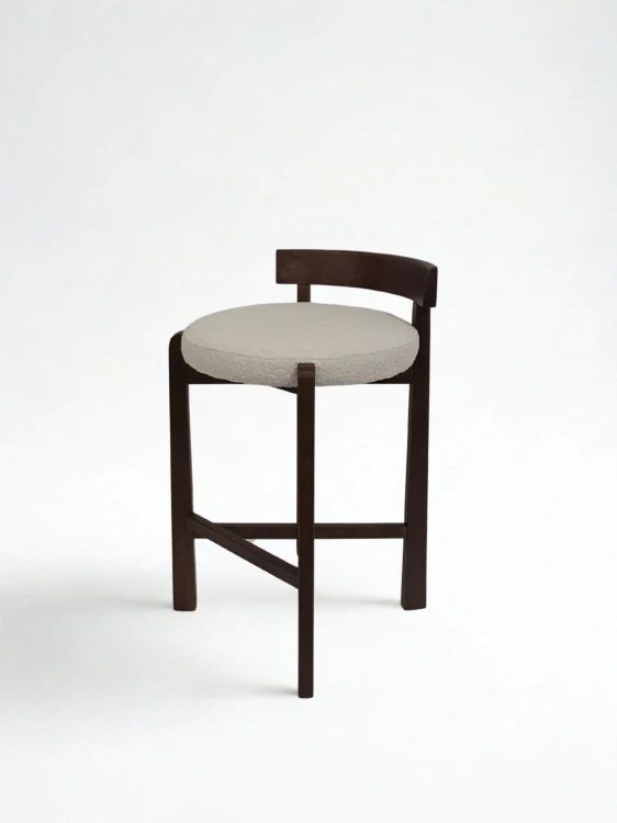 Taboret wysoki 65 cm z ciemnego drewna dębowego i białej tkaniny bouclé Manila bokiem