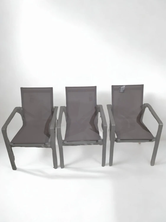Zestaw trzech Sztaplowanyc krzeseł ogrodowych z aluminium Eika