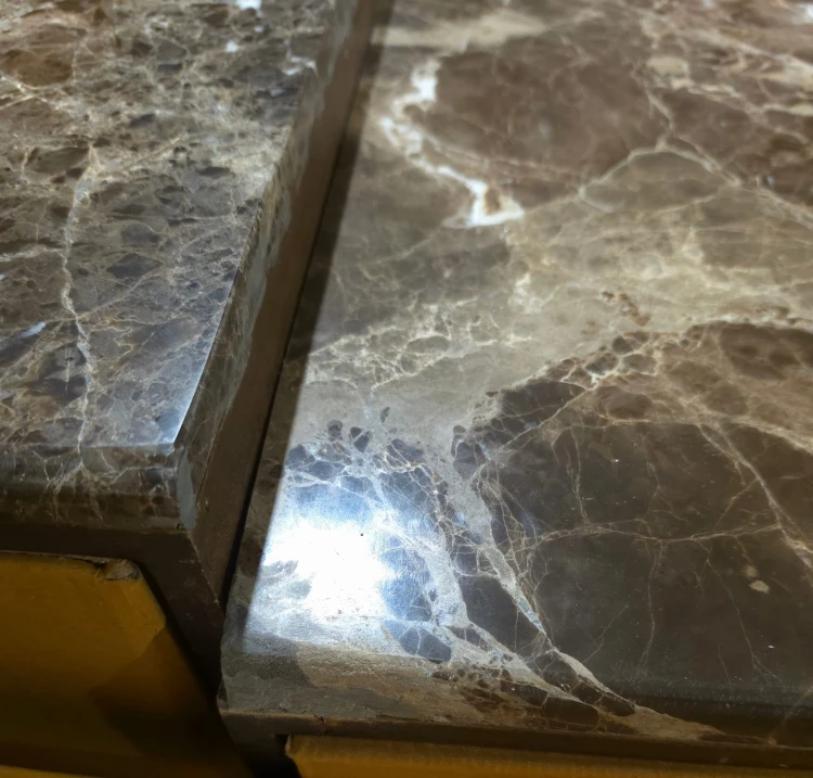 Stolik kawowy 90x90 cm z naturalnego kamienia i drewna mango Clotsh