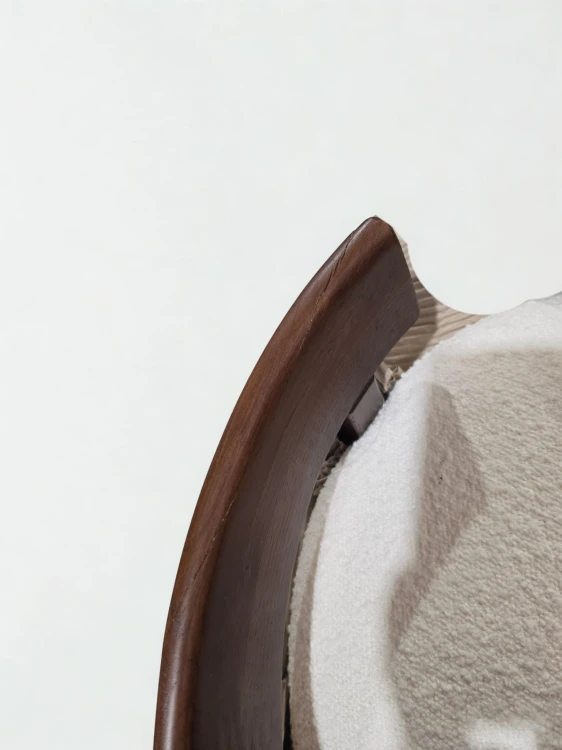 Taboret wysoki 65 cm z ciemnego drewna dębowego i białej tkaniny bouclé Manila oparcie